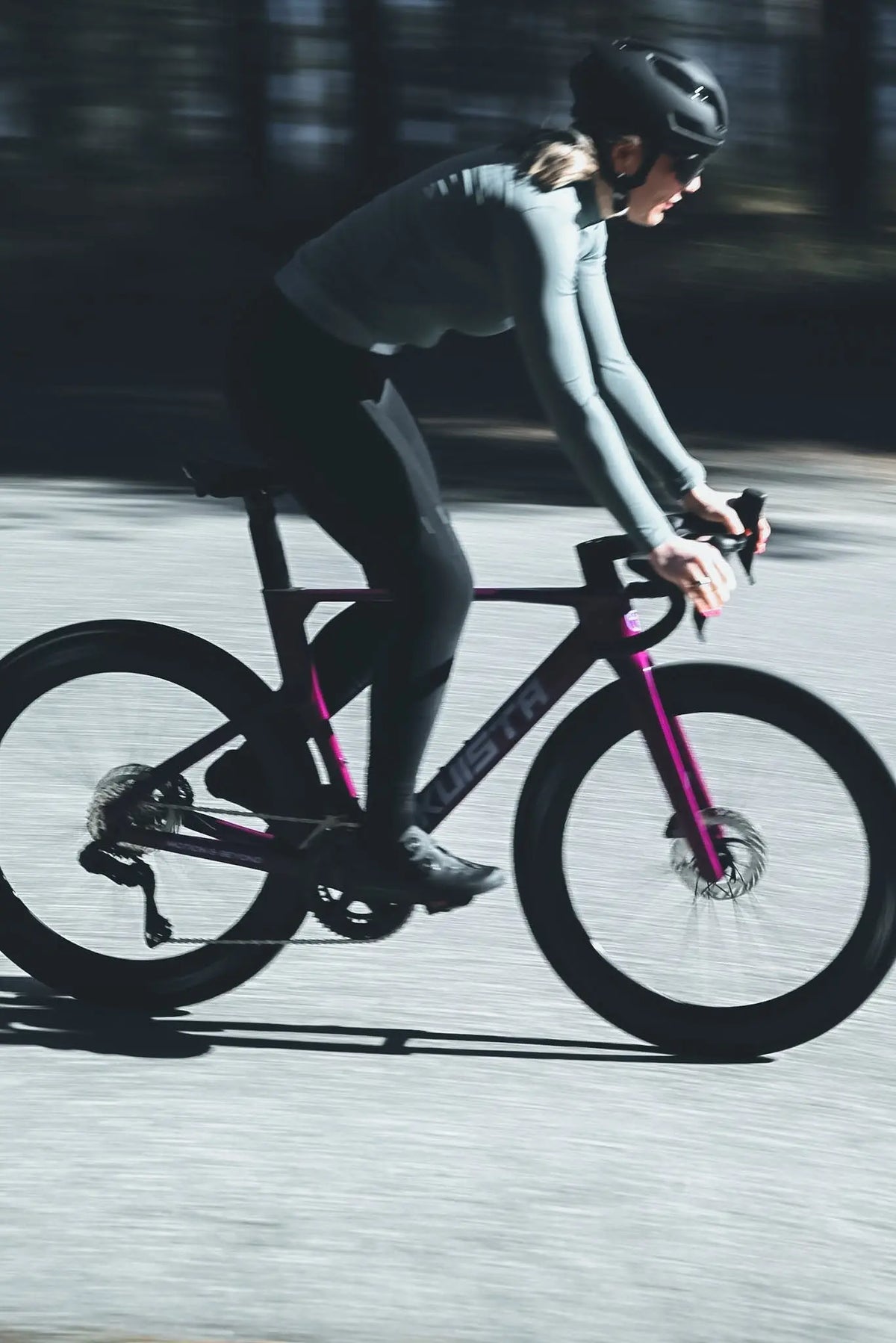 Rider on an IKUISTA road bike in motion, photographed with motion blur