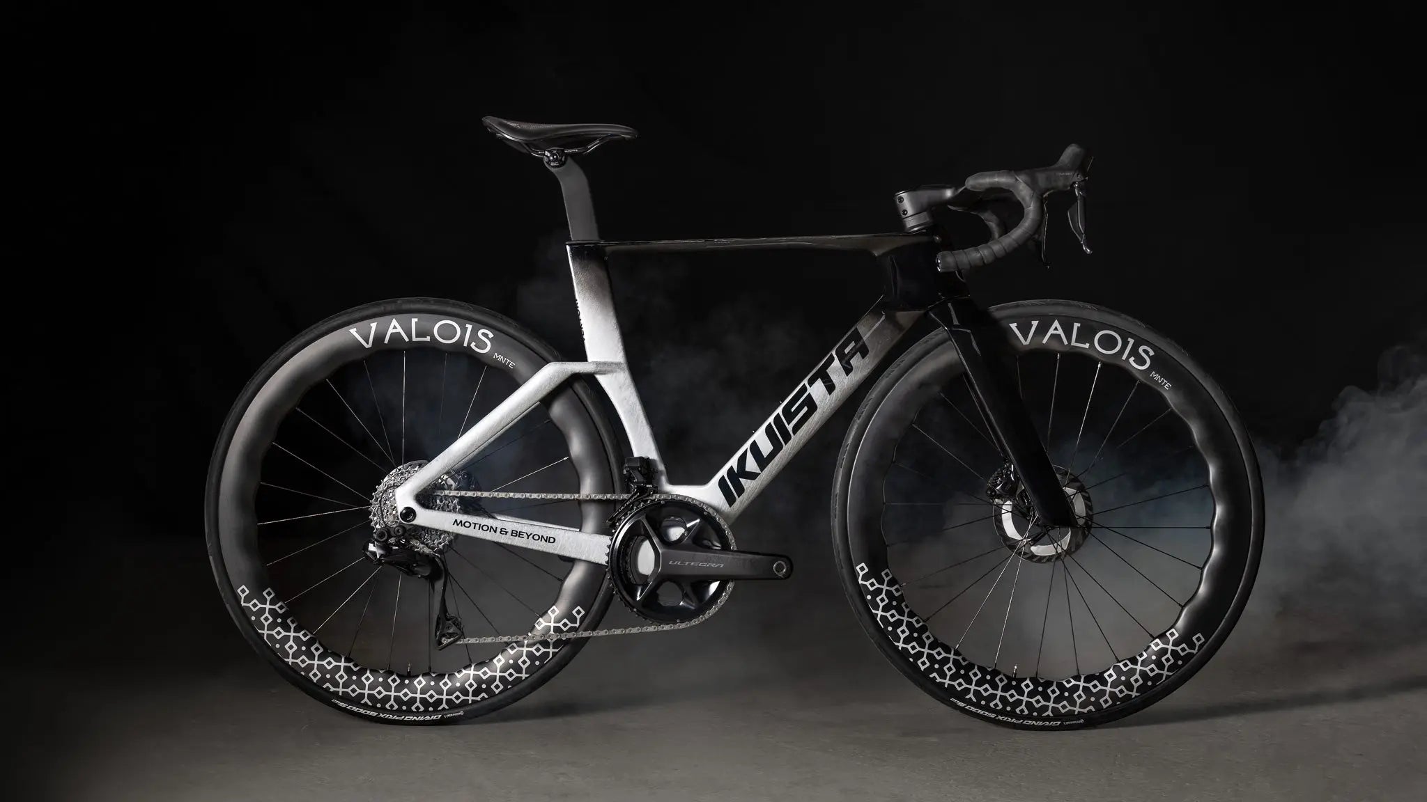 IKUISTA Vektori aero road bike in Pure White with Valois deep-section wheels