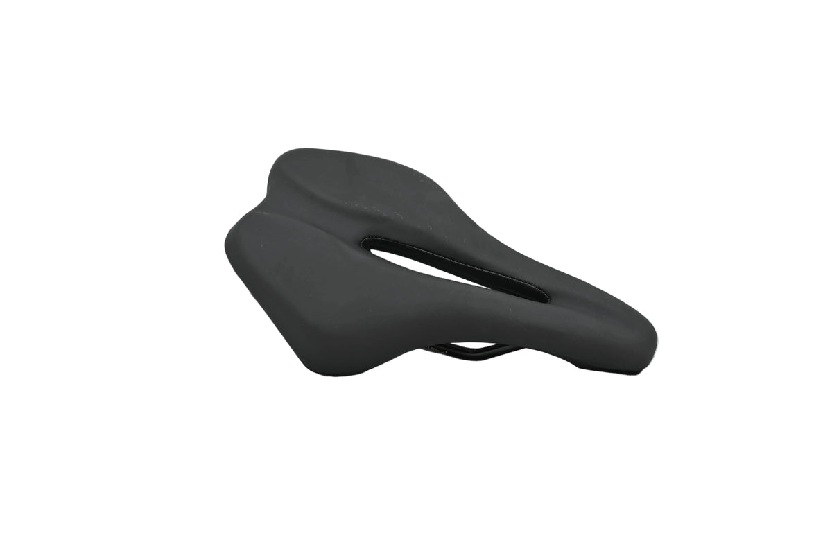 Valois Kulkia saddle, three-quarter view showing the smooth padded top and central cutout