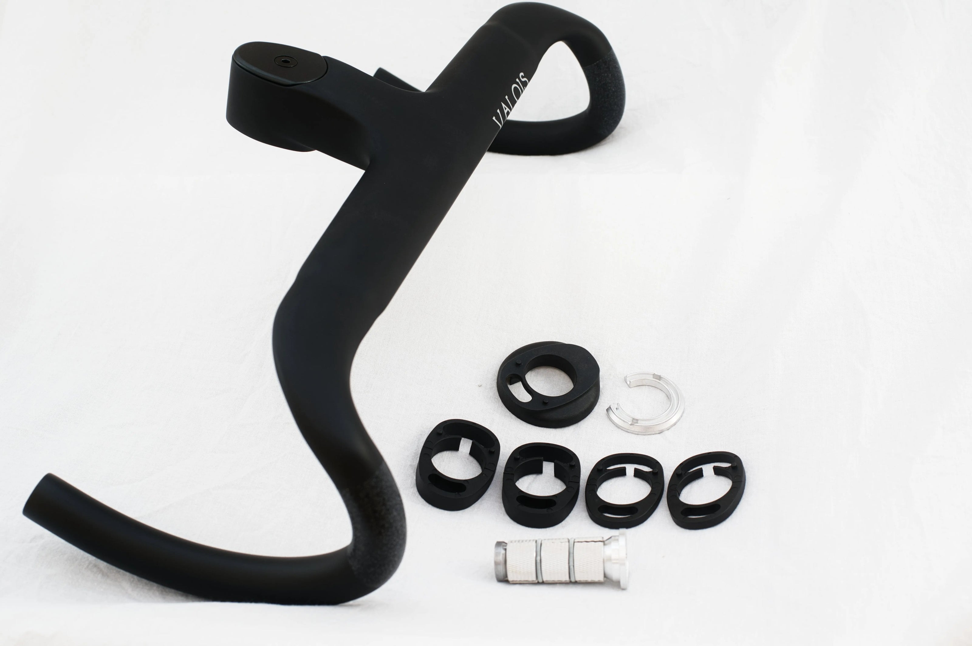 Valois Cˣ HBRD carbon cockpit with the headset spacers and fitting hardware laid out